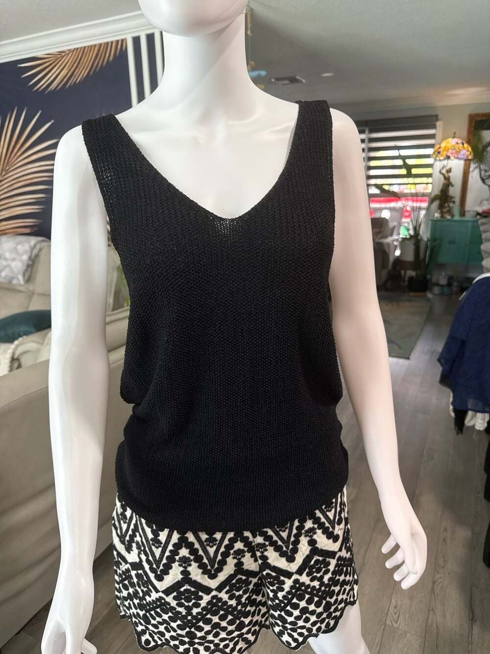 Dana Buchman Black V-Neck Knit Sleeveless Tank Top